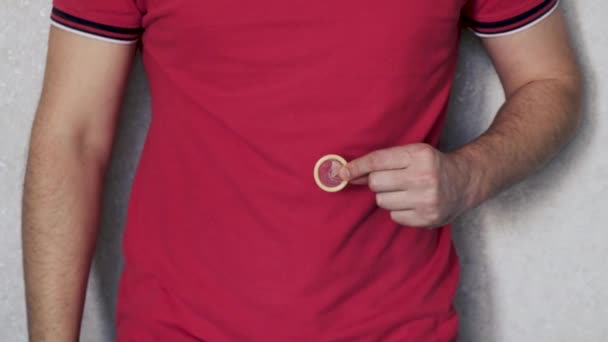 男は自分の手にコンドームを持っており 一方でOkを示しています ベッドの中で安全なセックスの概念 感染症の予防 — ストック動画