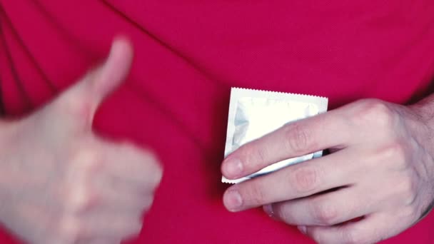 Homem Segura Preservativo Embalado Sua Mão Mostra Com Outra Mão — Vídeo de Stock