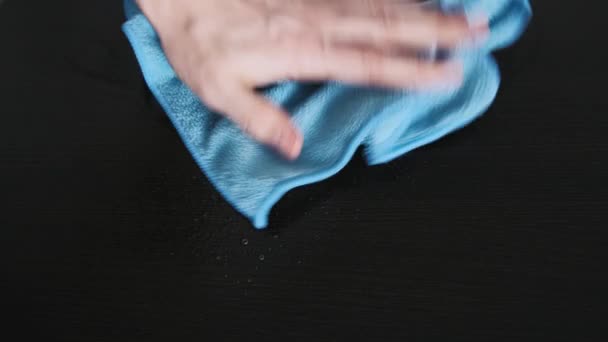 Una Persona Limpia Polvo Los Muebles Con Una Microfibra — Vídeos de Stock