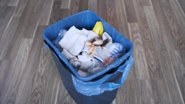 Adamın biri çöp kutusuna muz kabuğu atıyor..