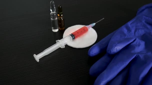 医薬品とタイプの注射器と医療用手袋を使用したアンプルのデモンストレーション 治療のトピック — ストック動画