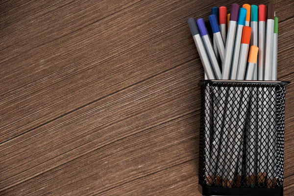 Színes Ceruzák Fekete Fémtartóban Sötét Háttérrel Van Hely Szövegnek — Stock Fotó