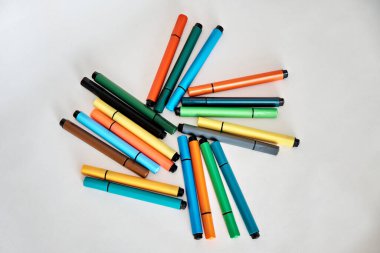 Beyaz arkaplana düzensiz bir şekilde yalan çizmek için renkli işaretler.