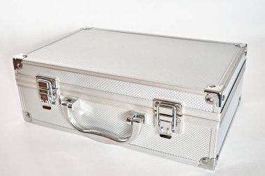 Metal alüminyum bavul beyaz arkaplanda izole edildi.