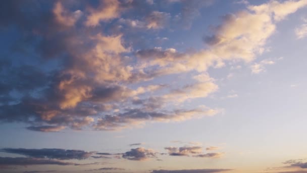 Ροζ Σύννεφα Στον Γαλάζιο Ουρανό Στο Ηλιοβασίλεμα Κοντινό Πλάνο — Αρχείο Βίντεο