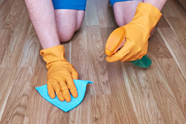 Ein Mann Schutzhandschuhen Wischt Den Schmutz Auf Dem Boden Mit — Stockfoto
