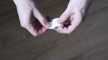Adam gerekli olan bandı açar ve bandı keser. Tamam mı? Tıbbi konular. Yakın plan..