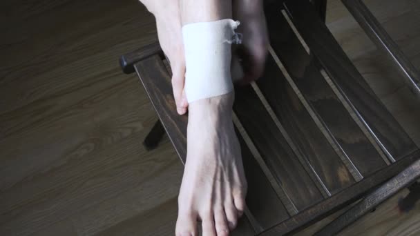 Młody Mężczyzna Zakłada Elastyczny Bandaż Staw Skokowy Tematy Medyczne Zbliżenie — Wideo stockowe