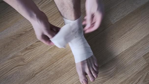 Młody Człowiek Zdejmuje Elastyczny Bandaż Stawie Skokowym Tematy Medyczne Zbliżenie — Wideo stockowe