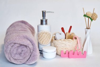 Beyaz arka planda bir havlu ve ayak bakımı seti. Spa prosedürleri.