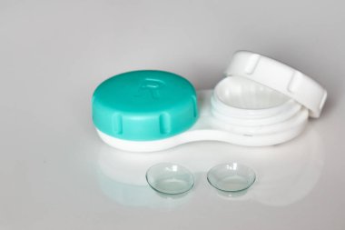 Onlar için bir konteynırın arka planındaki kontak lensler. Tıp ve sağlık konuları.