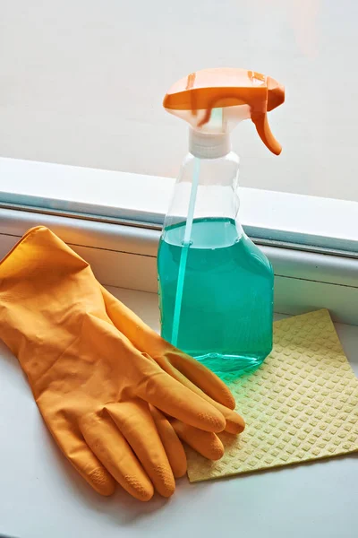 Window cleaning kit: protective gloves, detergent and moisture-absorbing cloth.