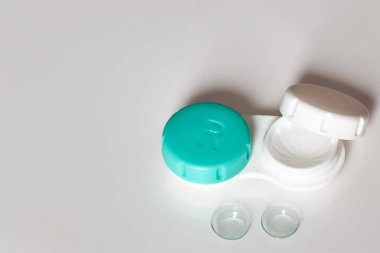 Onlar için bir konteynırın arka planındaki kontak lensler. Mesaj için yer. Tıp ve sağlık konuları.