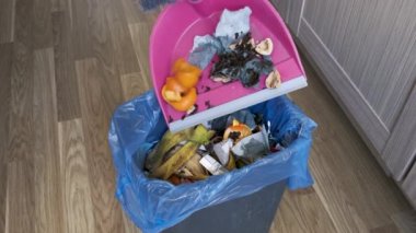 Adamın biri çöpleri çöp kutusuna atıyor..