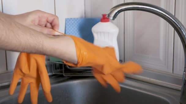 Una Persona Pone Guantes Protectores Antes Lavar Los Platos Limpiar — Vídeo de stock