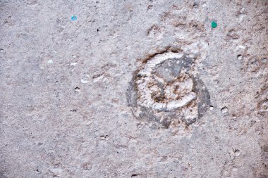 Arka planda göçükler olan eski beton duvar dokusu. Görüntü siyah ve beyaz tonların etkisini içerir.