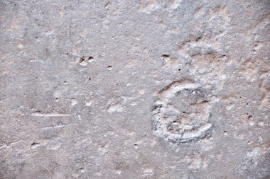 Arka planda göçükler olan eski beton duvar dokusu. Görüntü siyah ve beyaz tonların etkisini içerir.
