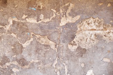 Arka planda lekeler olan eski beton duvarın desenli dokusu.