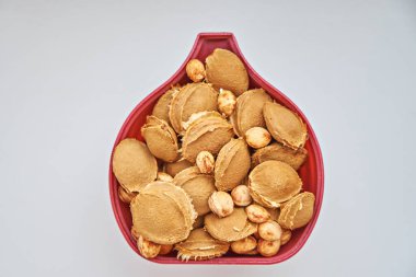 Kayısı ve kiraz taşları beyaz arka planda plazma şeklinde. Yukarıdan bak. B vitamini 17.