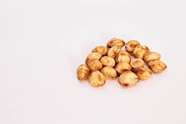 Beyaz arkaplandaki kiraz çukurlarının yan görünümü.