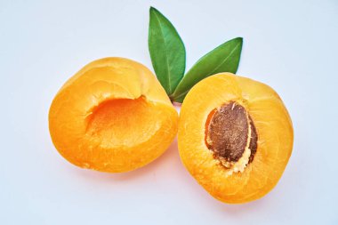 Beyaz arka planda yaprakları olan taze kayısı..