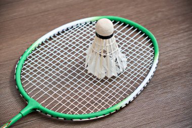 Badminton için Shuttlecock ve raket. Kaz tüyü fırfırlar. Hızlı badminton kuşları. Mükemmel istikrar ve dayanıklılık. Profesyonel spor aletleri. Oyun.