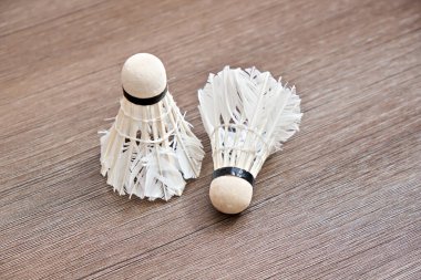 Badminton için arka planda iki mekik horozu. Profesyonel spor ekipmanları.