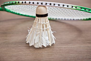Direksiyonda badminton raketi var. Profesyonel spor ekipmanları.