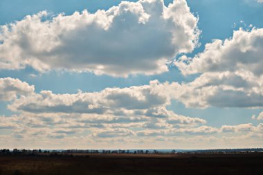 bulutlu mavi gökyüzü arkaplanı.