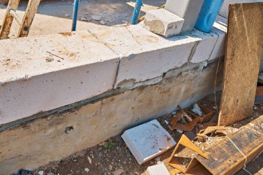 Evin temelinde ilk beton bloklar oluşacak. İnşaat alanı.