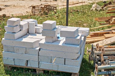 Bütün yapı taşları bir paletin üzerinde. İnşaat alanı.