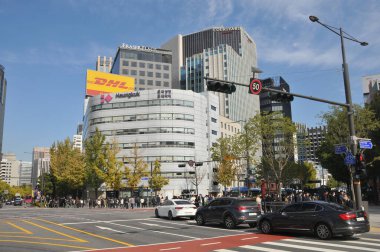 SEOUL, Güney Kore - 26 Ekim 2022: Sonbaharın ortasında Namdaemun Pazarı ve Seul İstasyonu yakınlarındaki sokakta çok sayıda ofis çalışanının yürüdüğü trafik sıkışıklığı.