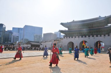 SEOUL, Güney Kore - 27 Ekim 2022: Kore eski asker savaşçıları Gyeongbokgung Sarayı 'nın ön sahasında birçok turist arasında nöbet değişimi.