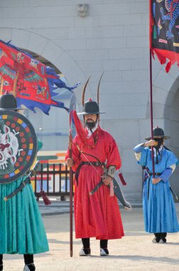 SEOUL, Güney Kore - 27 Ekim 2022: Kore eski asker savaşçıları Gyeongbokgung Sarayı 'nın ön sahasında birçok turist arasında nöbet değişimi.