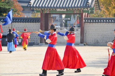 SEOUL, Güney Kore - 27 Ekim 2022: Kore eski asker savaşçıları Gyeongbokgung Sarayı 'nın ön sahasında nöbet değişimi.