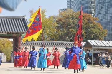 SEOUL, Güney Kore - 27 Ekim 2022: Kore eski asker savaşçıları Gyeongbokgung Sarayı 'nın ön sahasında birçok turist arasında nöbet değişimi.