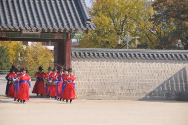 SEOUL, Güney Kore - 27 Ekim 2022: Kore eski asker savaşçıları Gyeongbokgung Sarayı 'nın ön sahasında nöbet değişimi.