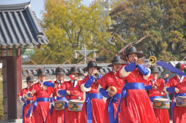 SEOUL, Güney Kore - 27 Ekim 2022: Kore eski asker savaşçıları Gyeongbokgung Sarayı 'nın ön sahasında nöbet değişimi.