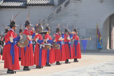 SEOUL, Güney Kore - 27 Ekim 2022: Kore eski asker savaşçıları Gyeongbokgung Sarayı 'nın ön sahasında nöbet değişimi.