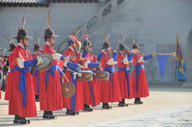 SEOUL, Güney Kore - 27 Ekim 2022: Kore eski asker savaşçıları Gyeongbokgung Sarayı 'nın ön sahasında nöbet değişimi.