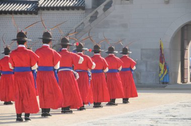 SEOUL, Güney Kore - 27 Ekim 2022: Kore eski asker savaşçıları Gyeongbokgung Sarayı 'nın ön sahasında nöbet değişimi.