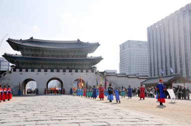 SEOUL, Güney Kore - 27 Ekim 2022: Kore eski asker savaşçıları Gyeongbokgung Sarayı 'nın ön sahasında birçok turist arasında nöbet değişimi.