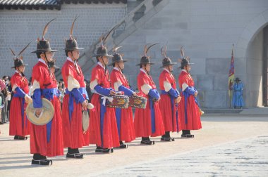 SEOUL, Güney Kore - 27 Ekim 2022: Kore eski asker savaşçıları Gyeongbokgung Sarayı 'nın ön sahasında nöbet değişimi.