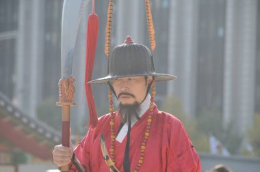 SEOUL, Güney Kore - 27 Ekim 2022: Kore eski asker savaşçıları Gyeongbokgung Sarayı 'nın ön sahasında nöbet değişimi.