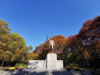 SEOUL, Güney Kore - 25 Ekim 2022: Yun Bong-gil Anıt Müzesi yakınlarındaki Yun Bong-gil Anıtı, Koreli kahramanın anıtsal eserlerini ve biyografik bilgilerini yayınlamaktadır..