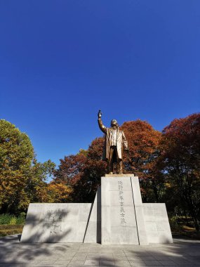 SEOUL, Güney Kore - 25 Ekim 2022: Yun Bong-gil Anıt Müzesi yakınlarındaki Yun Bong-gil Anıtı, Koreli kahramanın anıtsal eserlerini ve biyografik bilgilerini yayınlamaktadır..