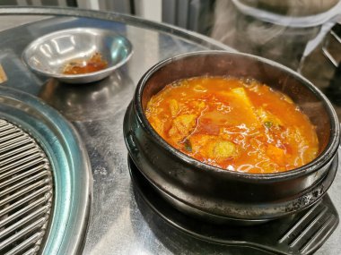 Lezzetli kimchi tofu domuz eti çorbası. Güney Kore, Seul 'de büyük bir akşam yemeği.