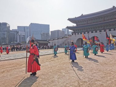 SEOUL, Güney Kore - 27 Ekim 2022: Kore eski asker savaşçıları Gyeongbokgung Sarayı 'nın ön sahasında birçok turist arasında nöbet değişimi.