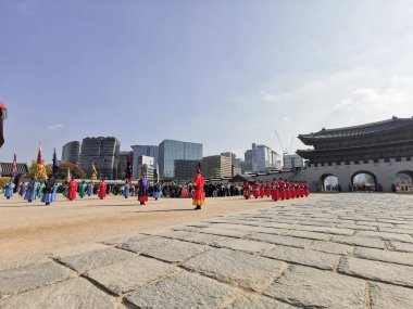 SEOUL, Güney Kore - 27 Ekim 2022: Kore eski asker savaşçıları Gyeongbokgung Sarayı 'nın ön sahasında birçok turist arasında nöbet değişimi.