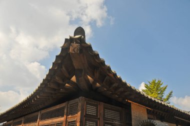 Geleneksel Kore Hanok Köyü binası Seul, Güney Kore 'de öğleden sonra eski ahşap çatılı.